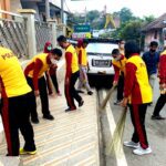 Jelang HUT Bhayangkara, Polres Tana Toraja Gelar Aksi Bersih-Bersih Tempat Ibadah