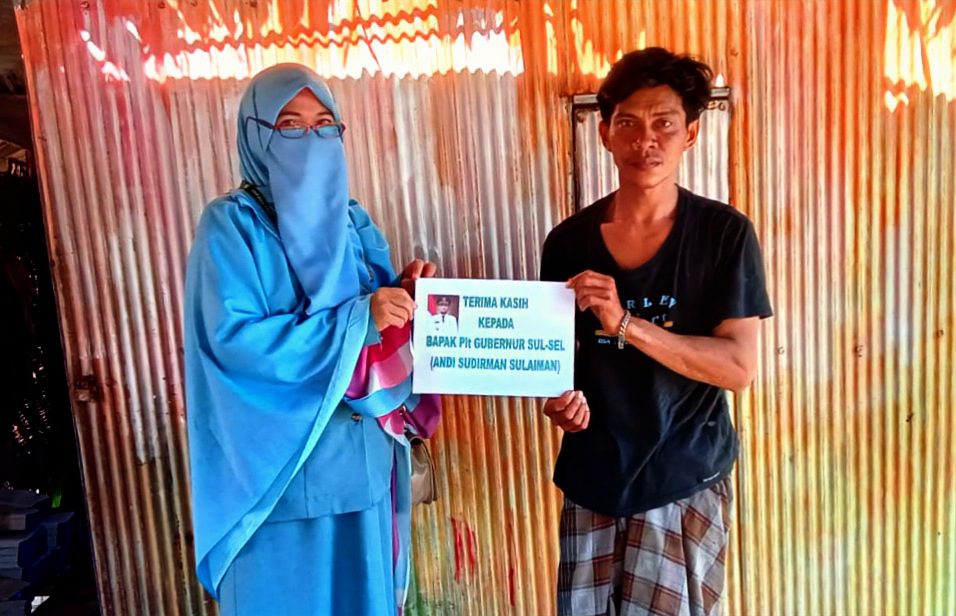 Tinggal di Rumah Tak Layak Huni, Warga Pinrang Dapat Bantuan dari Tim Andalan Sulsel Peduli