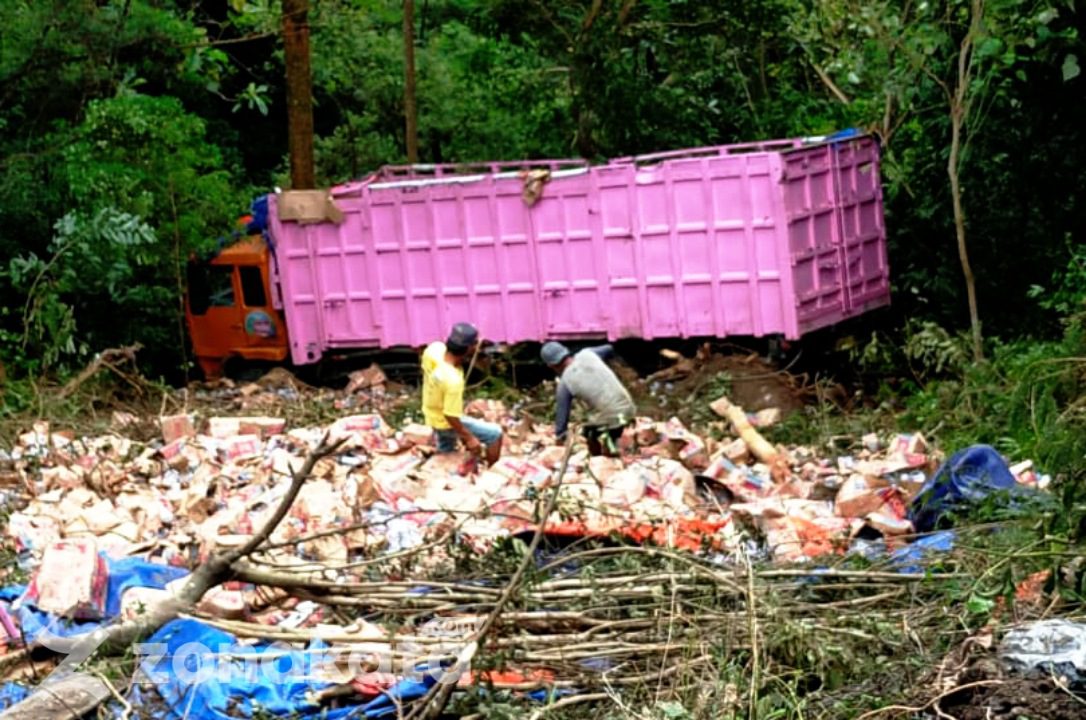 Truk Fuso Masuk Jurang di Anggeraja Poros Enrekang Toraja