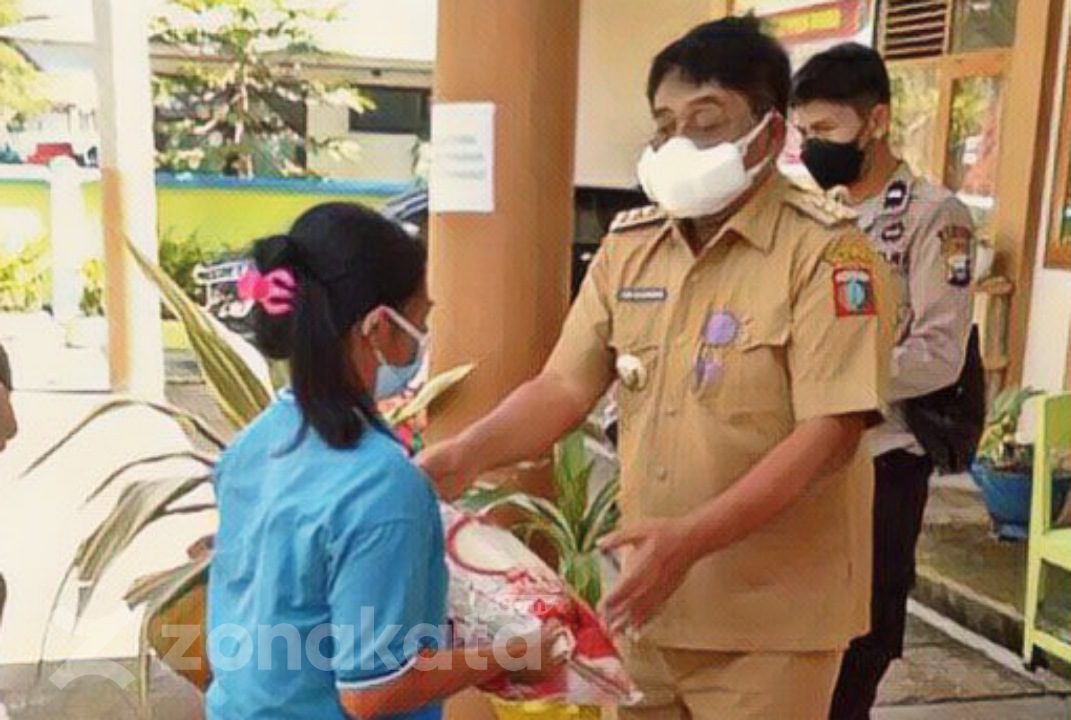 Bupati Tana Toraja Salurkan Bantuan 181 Ton Beras untuk KPM PKH dan Penerima BST