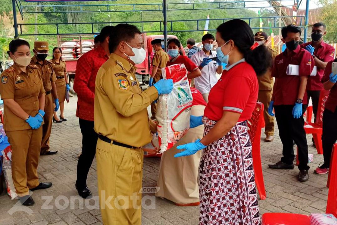 Masuk Zona Merah Covid-19, Bupati Ombas Serahkan Bantuan Beras PPKM
