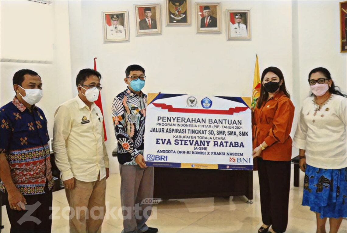 Majukan Pendidikan di Toraja Utara, ESR Serahkan Bantuan Beasiswa PIP