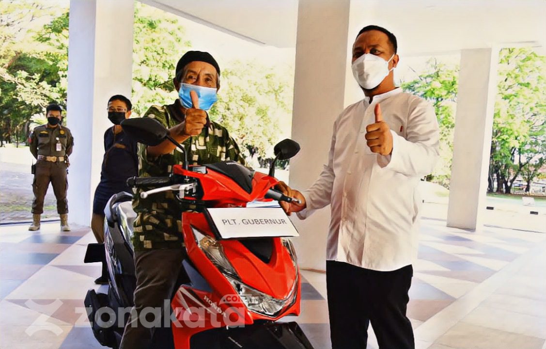 Virtual Bareng Menkes dan Deddy Corbuzier, ‘Kakek Inspirator Vaksin’ Dapat Hadiah Motor dari Plt Gubernur Sulsel