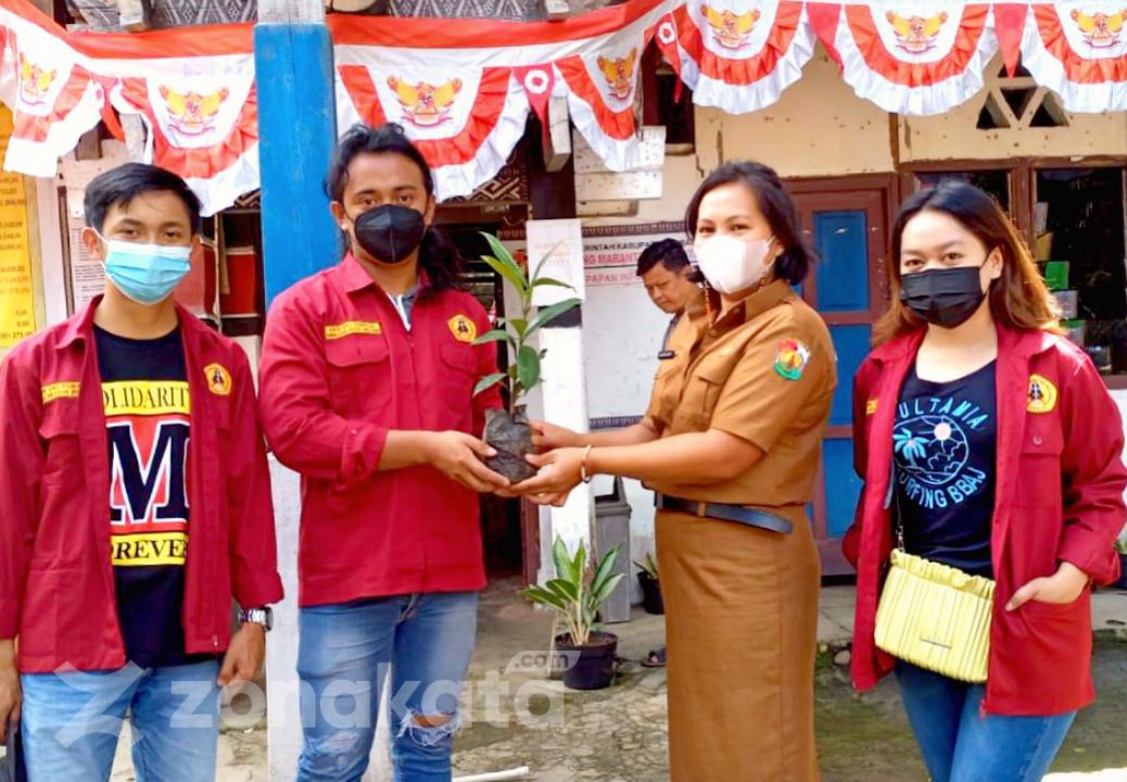 Mahasiswa KKN UKI Toraja Beri 180 Bibit Pohon Buah Untuk Lembang Marante