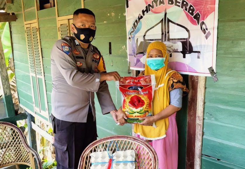 ‘Indahnya Berbagi’, Program Bripka Eko Personil Polres Enrekang, Bantu Warga Kurang Mampu