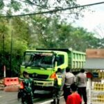 Sterilisasi Kendaraan Yang Masuk, Petugas Pasang Penyemprotan Disinfektan di Pos Siguntu