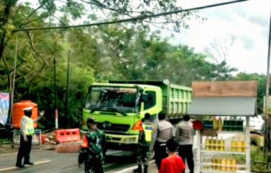 Sterilisasi Kendaraan Yang Masuk, Petugas Pasang Penyemprotan Disinfektan di Pos Siguntu
