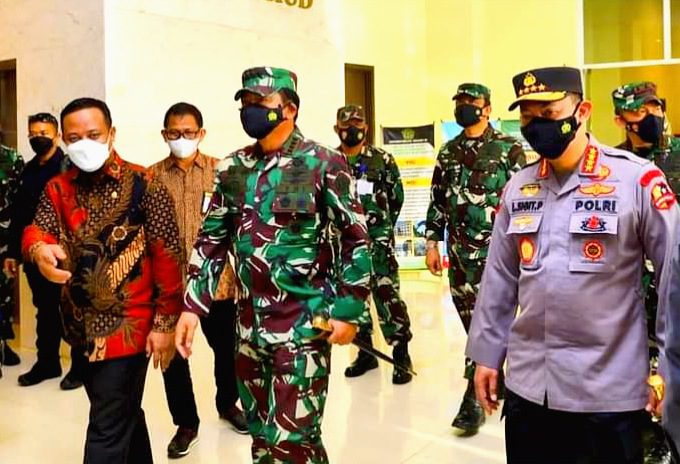 Didampingi Plt Gubernur, Panglima TNI dan Kapolri Tinjau Fasilitas Isolasi Terintegrasi di Asrama Haji Sudiang