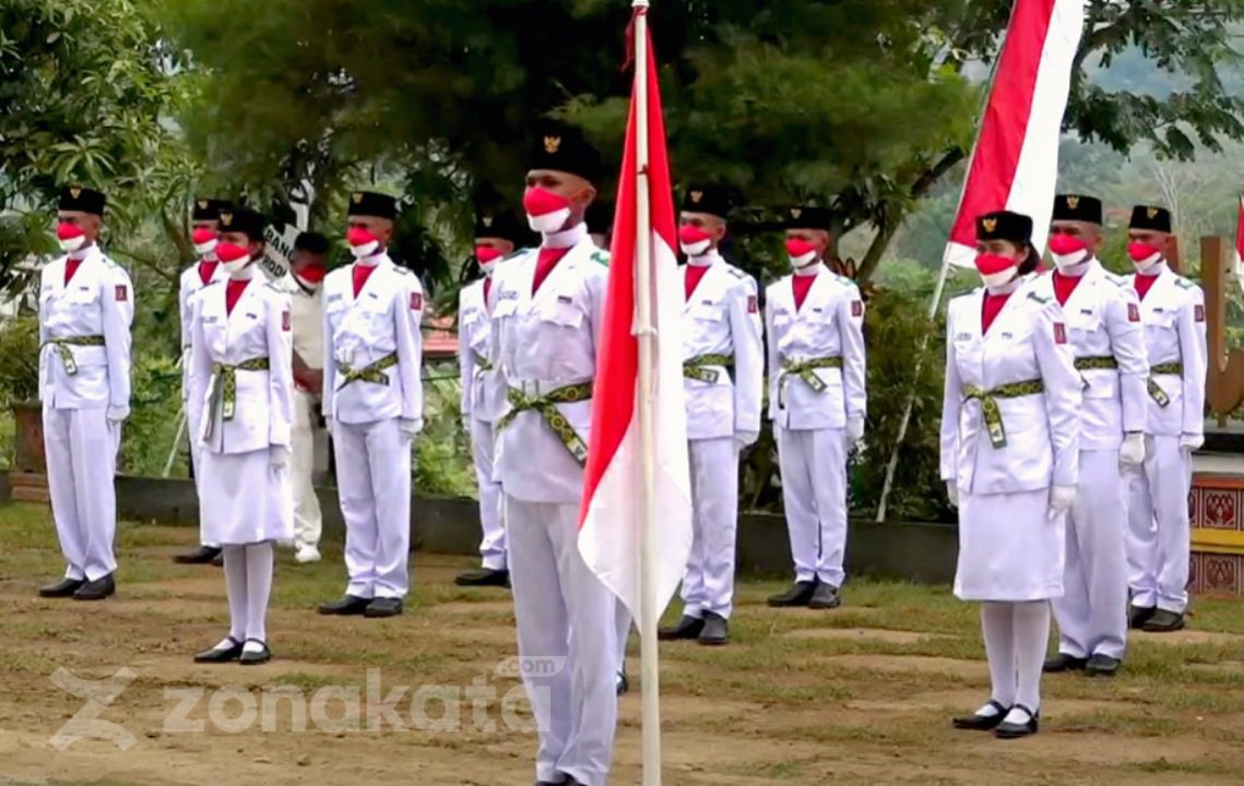 Bupati Theofilus Kukuhkan 61 Anggota Paskibra Tingkat Kabupaten