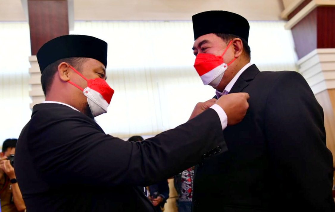 Sematkan Satyalancana Ke 1.835 PNS Pemprov, Andi Sudirman Pesan Terus Berkarya