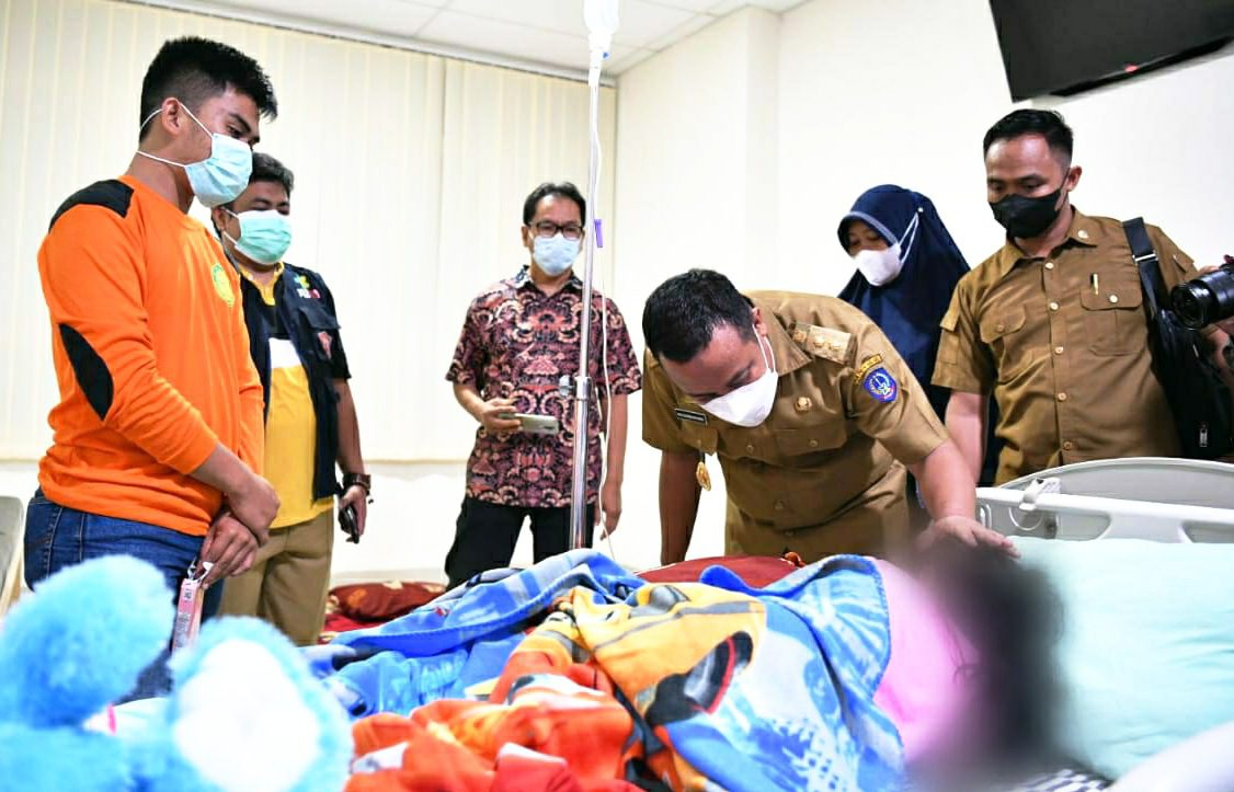 Jenguk Bocah Korban Penganiayaan Orang Tua di Gowa, Plt Gubernur Beri Semangat Hingga Hadiah