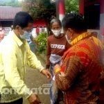 Serahkan BLT Covid-19 Tahap VIII, Ombas Harap Tepat Sasaran Jika Ada Diganti