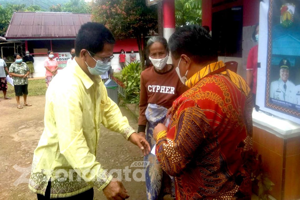 Serahkan BLT Covid-19 Tahap VIII, Ombas Harap Tepat Sasaran Jika Ada Diganti