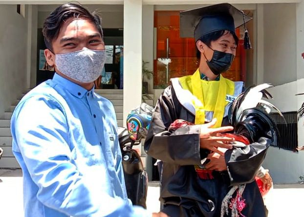 Wisuda, Mahasiswa UKI Toraja Ini Dapat Hadiah Ayam Jantan