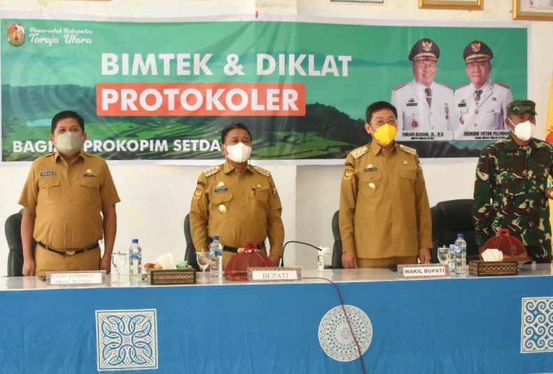 Mantan Pjs Bupati Amson Beri Materi Bimtek dan Diklat Protokoler Setda Toraja Utara
