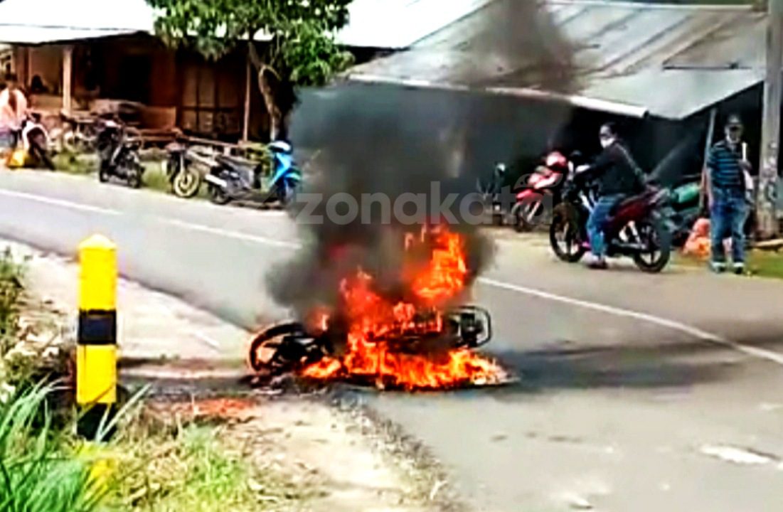 Diduga Korsleting Listrik, Sebuah Motor Ludes Terbakar Diporos Rembon 1 Diduga Korsleting Listrik, Sebuah Motor Ludes Terbakar Diporos Rembon