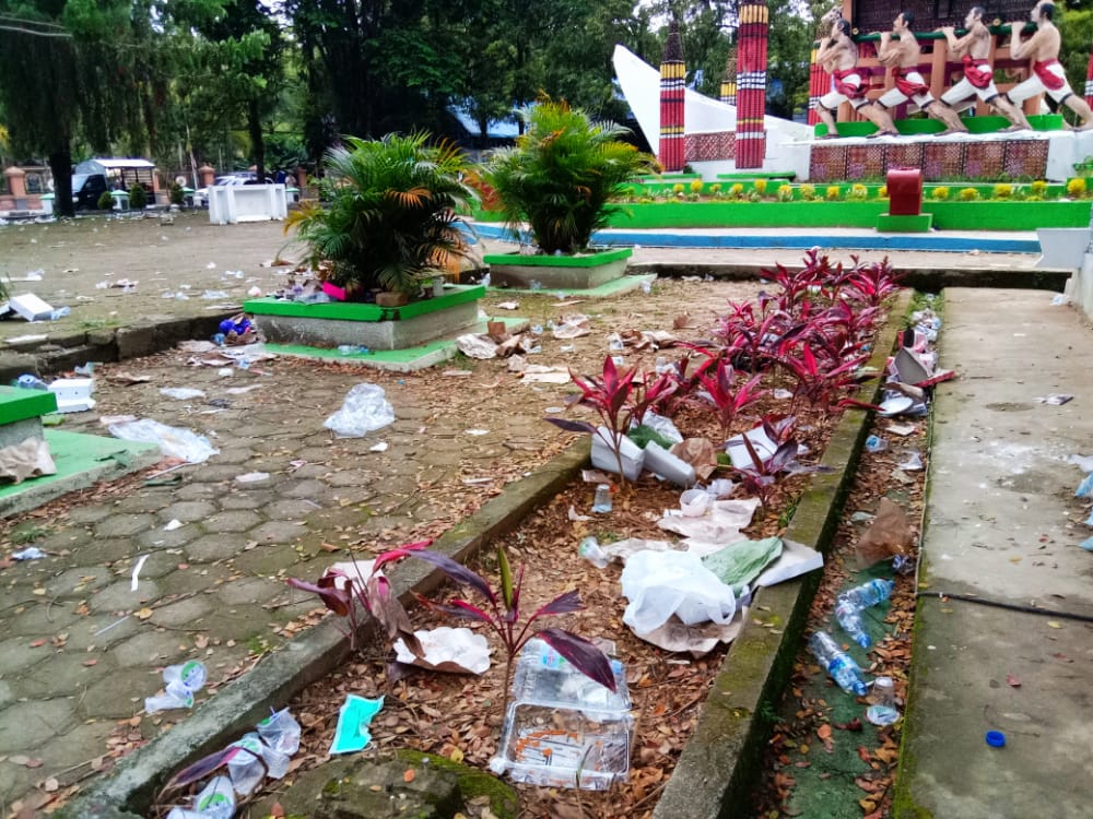 Sampah Berserakan di Pasar Seni Makale Pasca Wisuda UKI Tana Toraja