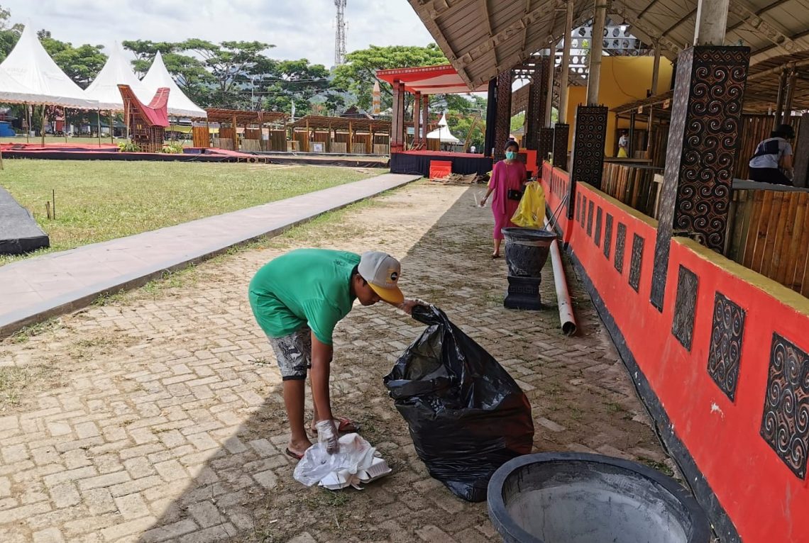 Usai Event THF, Panitia dan Volunteer Bersihkan Lapangan Bakti Dari Sampah