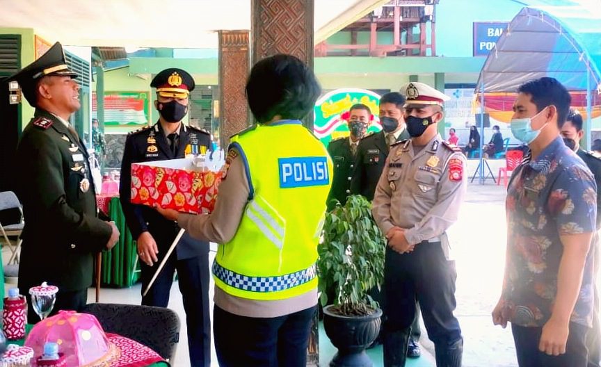HUT Ke-76 TNI, Kapolres Berikan Kejutan ke Dandim 1414 Tana Toraja 1 HUT Ke-76 TNI, Kapolres Berikan Kejutan ke Dandim 1414 Tana Toraja