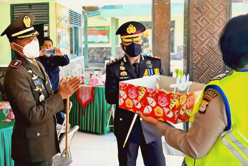HUT Ke-76 TNI, Kapolres Berikan Kejutan ke Dandim 1414 Tana Toraja