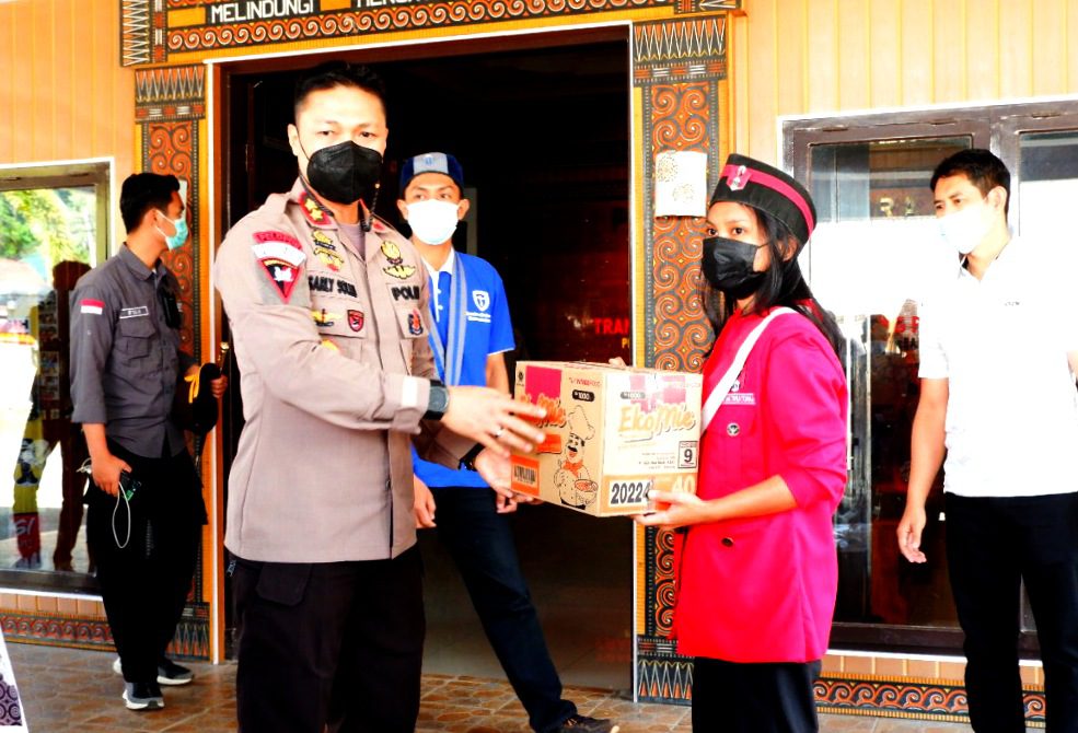 Peduli Korban Banjir, Kapolres Tana Toraja Salurkan Bantuan Sembako ke Luwu