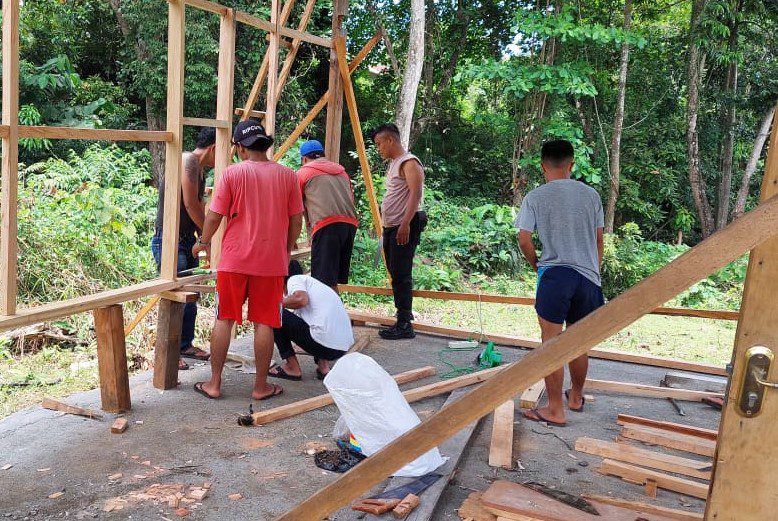 Personil BKO Polda Sulteng Turut Membantu Pembangunan Sekretariat KKSBM