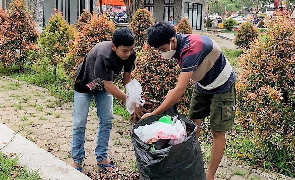 Pengurus Ikma Tornado Bersih-bersih di Kompleks Pasar Seni Makale