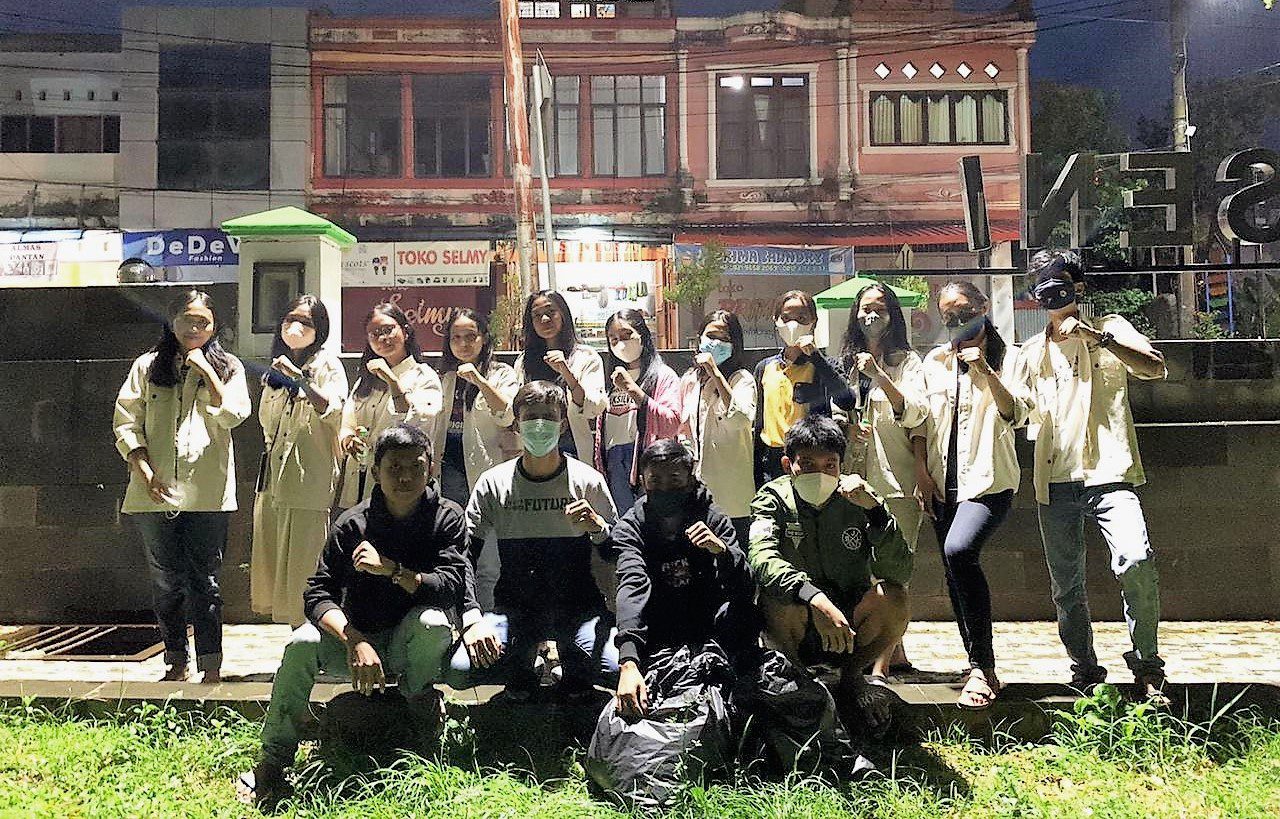 Pengurus Ikma Tornado Bersih-bersih di Kompleks Pasar Seni Makale 3 Pengurus Ikma Tornado Bersih-bersih di Kompleks Pasar Seni Makale