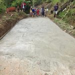 Rusak Parah, Warga Kelurahan Bokin Dan Buangin Rabat Beton Jalan Poros Secara Swadaya