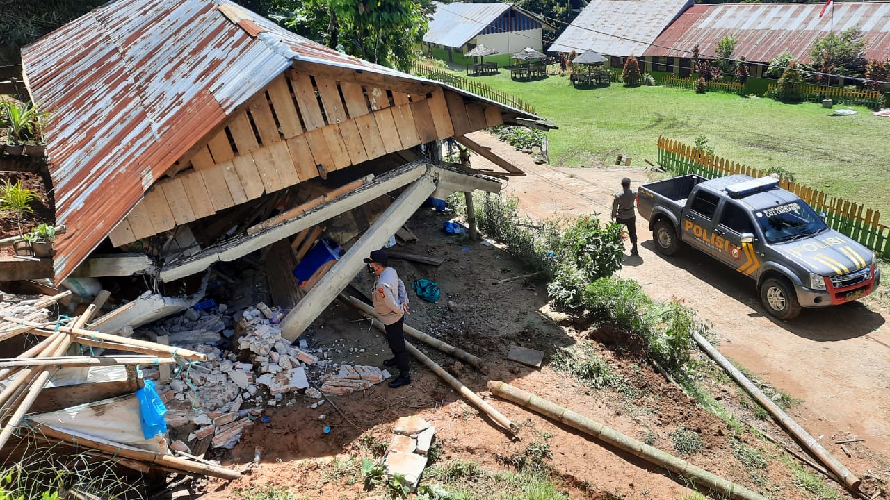 Pergeseran Tanah Rusak Rumah Warga