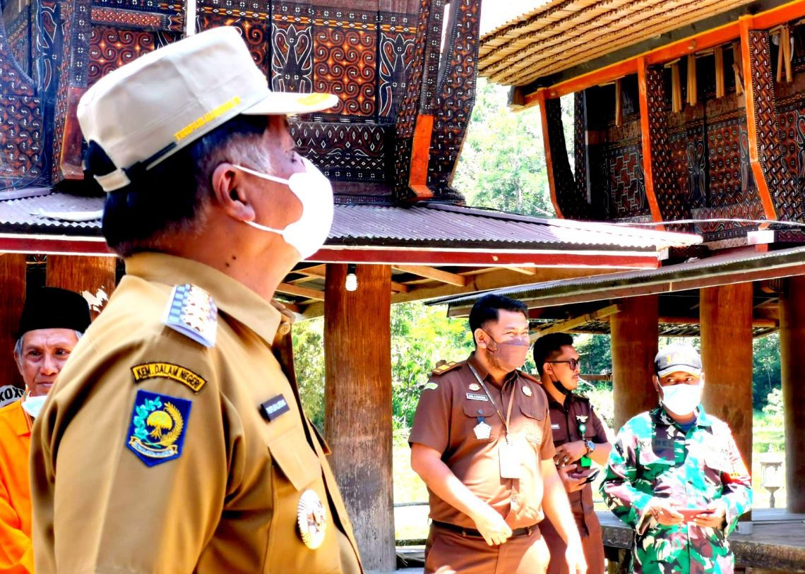 Bupati Theofilus Pantau Pelaksanaan PILKALEM di Lembang Saluallo