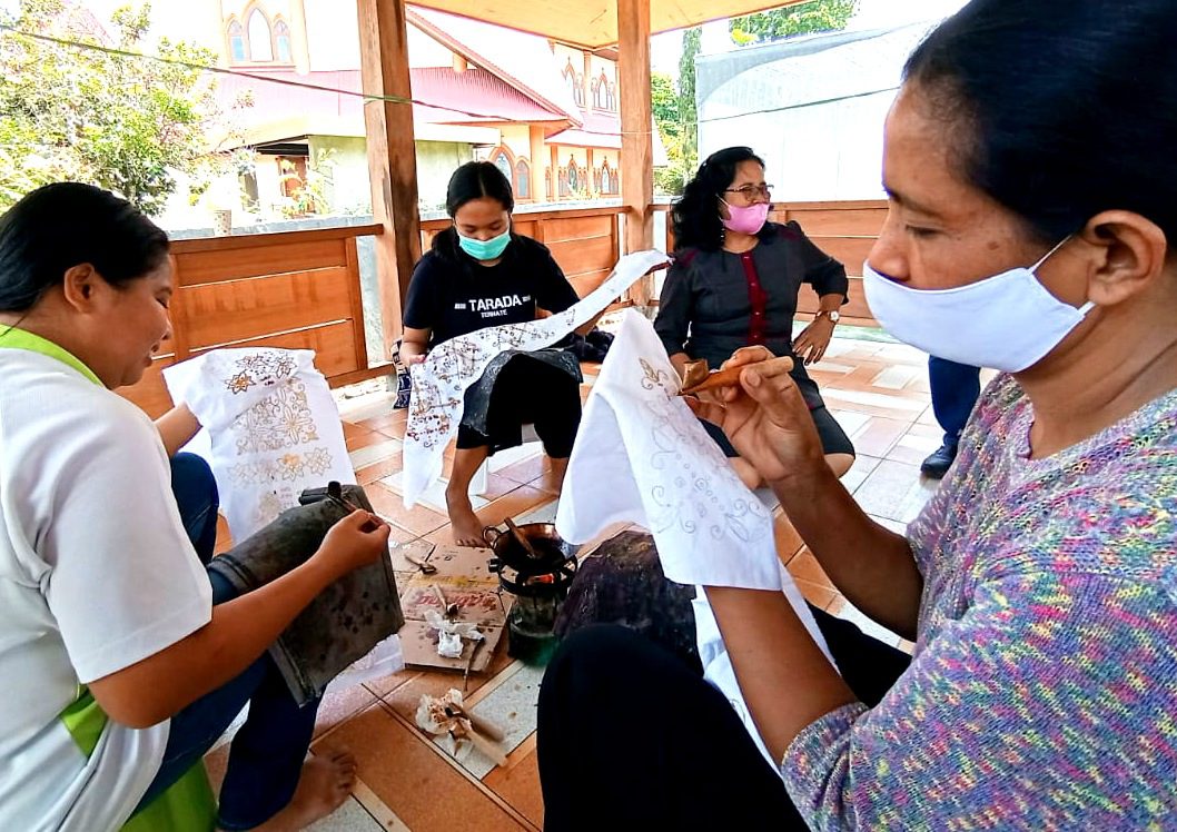 Puluhan Anggota Dasawisma Mendapat Pelatihan Membatik