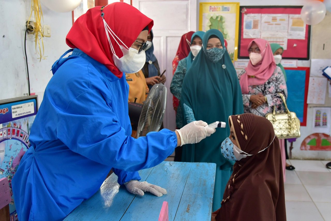 Tiba di SD Inpres Karunrung, Naoemi Octarina Meninjau Imunisasi Anak Sekolah