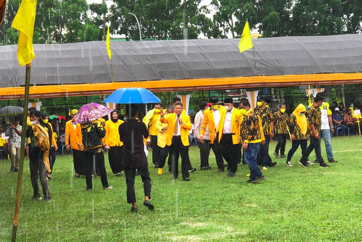 Taufan Pawe Orasi Ditengah Guyuran Hujan