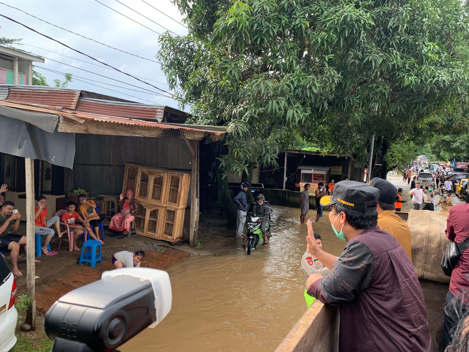 Andi Sudirman Sulsel Berjalan 2 KM Hingga Naiki Bak Truk Pantau Banjir di Takalar