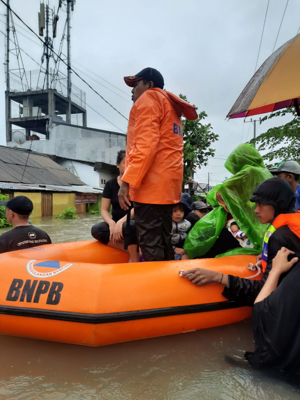 Banjir di Makassar, BPBD Provinsi Siaga Evakuasi Warga 5 Banjir di Makassar, BPBD Provinsi Siaga Evakuasi Warga