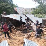 Bupati Ombas Serahkan Bantuan