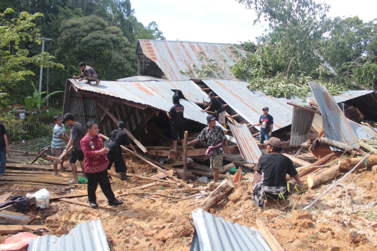 Bupati Ombas Serahkan Bantuan