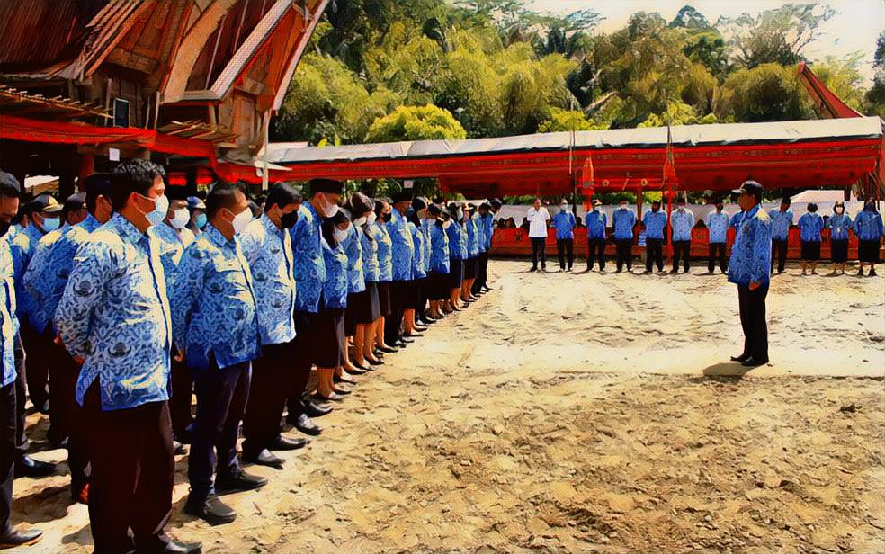 Pemkab Toraja Utara Gelar Upacara Pelepasan Jenazah Mantan Kepala Bappeda, Aris Mantong 1 Pemkab Toraja Utara Gelar Upacara Pelepasan Jenazah Mantan Kepala Bappeda, Aris Mantong - Zonakata.com