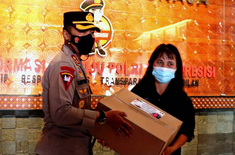 Kapolres Tana Toraja Berbagi Kasih Natal Dengan Wartawan