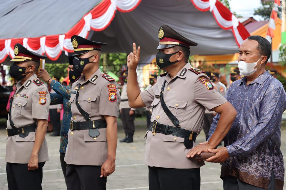 Kapolres Toraja Utara Lantik 2 Kapolsek Baru, Iptu Adnan Jadi Kasatlantas Polres Tana Toraja 1 Kapolres Toraja Utara Lantik 2 Kapolsek Baru, Iptu Adnan Jadi Kasatlantas Polres Tana Toraja