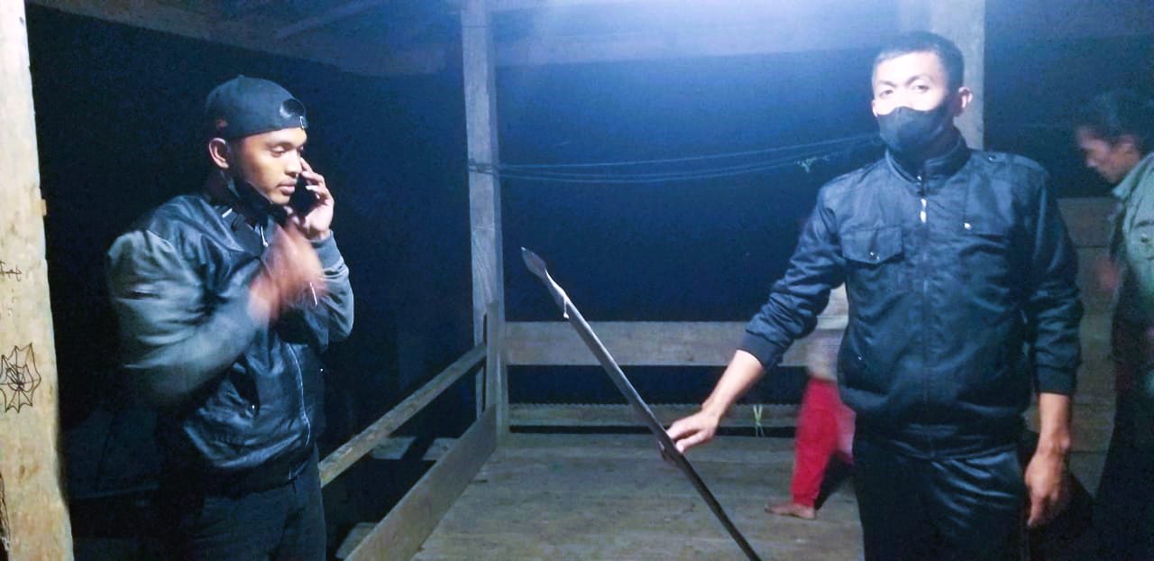 Robek Perut Korbannya Pake Tombak, Pemuda Asal Sangalla di Tangkap Polisi 2 Robek Perut Korbannya Pake Tombak, Pemuda Asal Sangalla di Tangkap Polisi