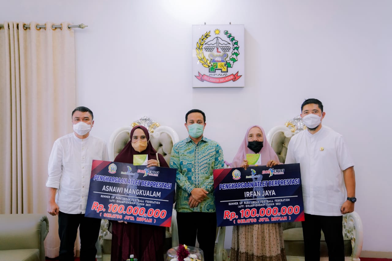 Dua Punggawa Timnas Asnawi dan Irfan Jaya Terima Bonus Dari Pemprov Sulsel