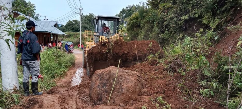NDHM Turunkan Alat Berat Bersihkan Longsor di Paku Toraja Utara