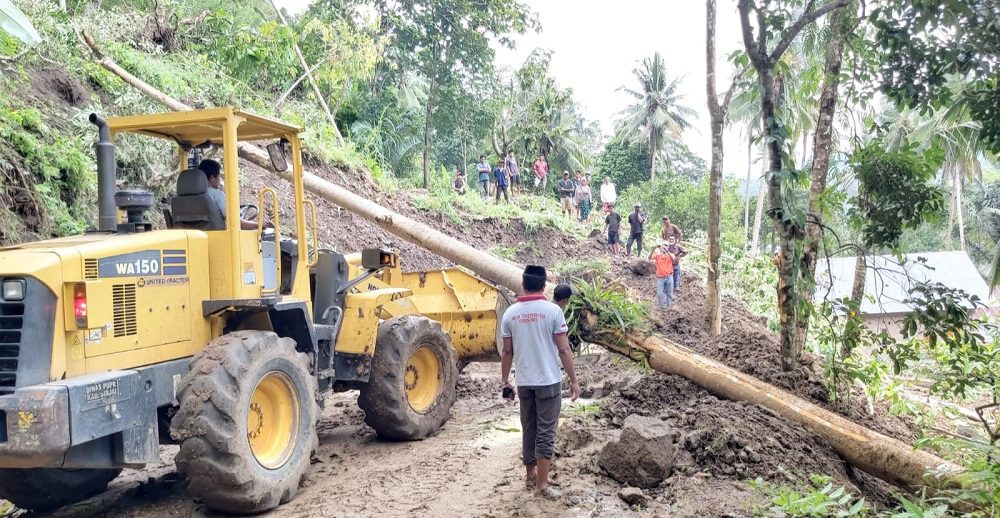 Pemprov Sulsel Salurkan Bantuan kepada Warga Terdampak Longsor di Sinjai