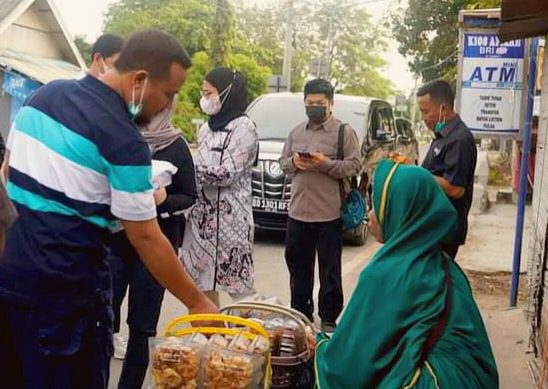 Olahraga Pagi di Bira, Andi Sudirman Sempatkan Jajan Kue Tradisional