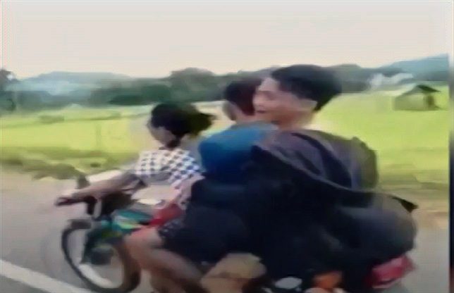 Ugal Ugalan Naik Motor, Tiga Pemuda Ini Nyemplung ke Sawah