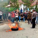 Tak Ditemui Muslimin Bando, Ratusan Petani Robohkan Gerbang Kantor Bupati Enrekang