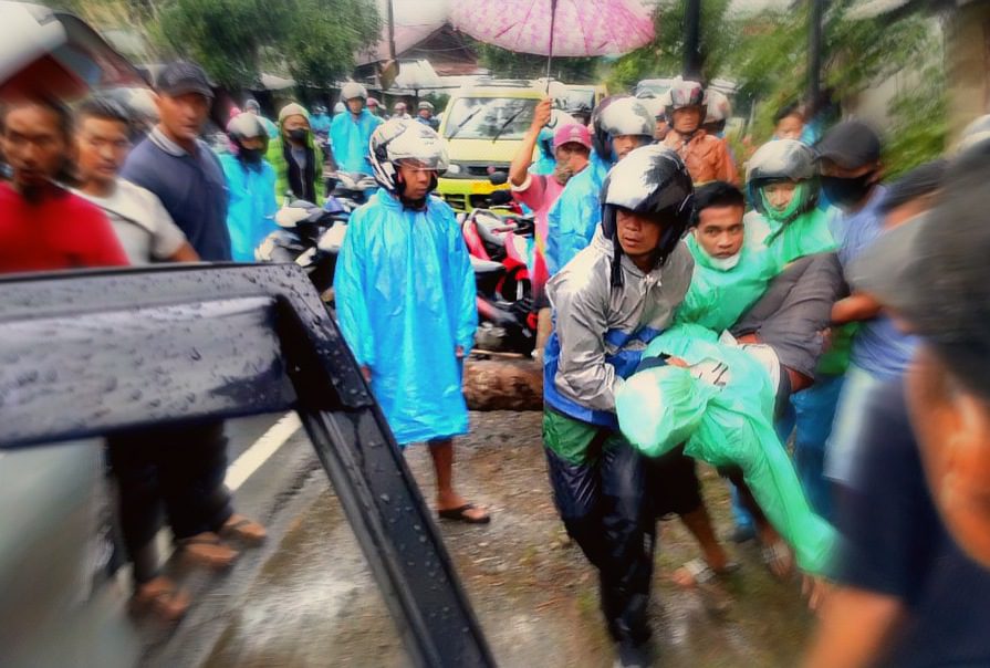 Sempat Dirawat, Satu Pengendara yang Tertimpa Pohon di Rantelemo Meninggal Dunia