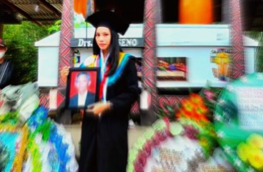 Kisah Ega, Perjuangan Raih Gelar Apoteker dan Wisuda Online Disamping Peti Sang Ayah